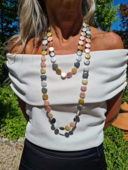 Collar largo de nácar pastel con piezas planas redondas