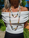 Collar largo de nácar pastel con piezas planas redondas