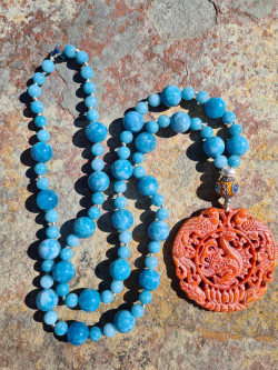 Collar largo de ágatas y medallón de jade rojo