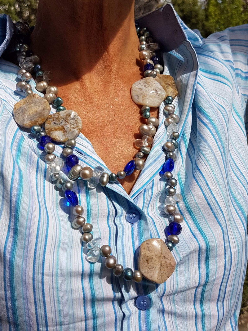 Collar largo perlas barrocas azules y grises con piezas jaspe
