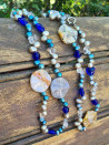 Collar largo de perlas barrocas azules y jaspe con cierre