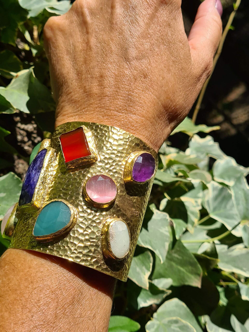 Brazalete dorado ancho con piedras semipreciosas y agatas