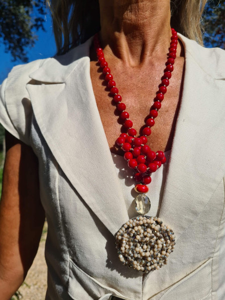 Collar largo de ágatas rojas con colgante flor de cristales