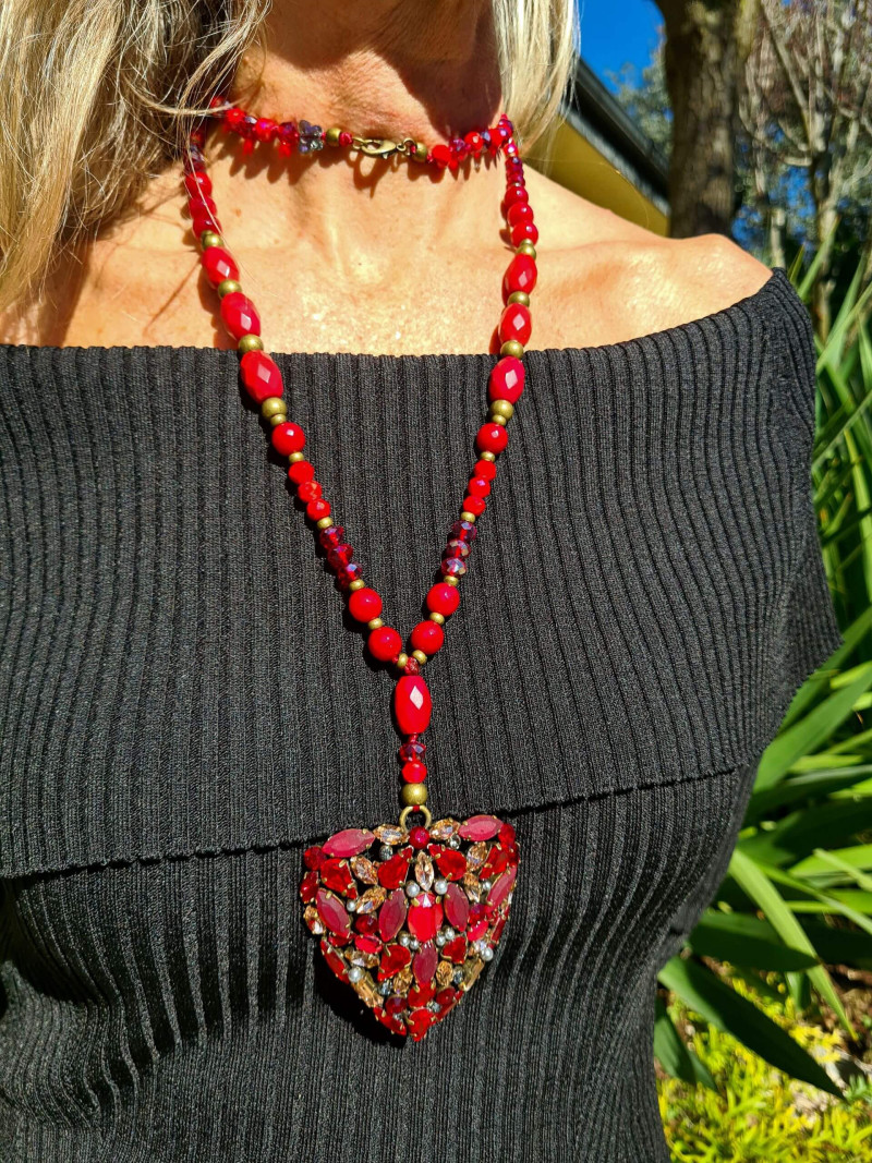 Collar largo de ágatas rojas con colgante de corazón de cristales