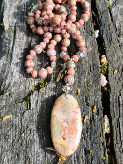 Collar largo de piedras naturales con colgante