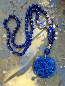Collar largo de ágatas con medallón de jade azul marino