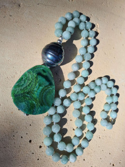 Collar largo ágatas verdes con bolón nácar y colgante ágata