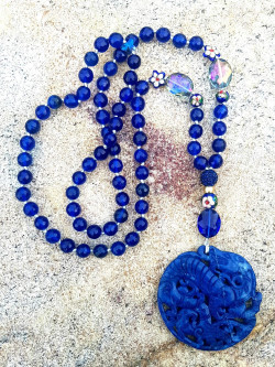Collar largo de ágatas con medallón de jade azul marino