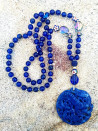 Collar largo de ágatas con medallón de jade azul marino