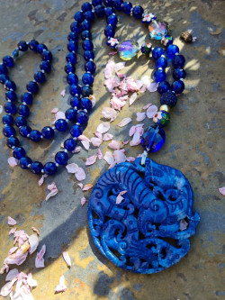 Collar largo de ágatas con medallón de jade azul marino