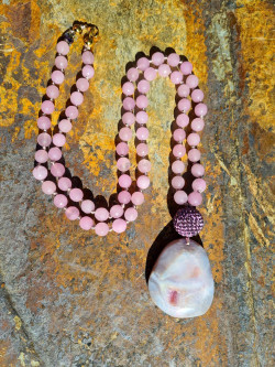 Collar largo ágatas rosa/malva con bolón de circonitas y colgante