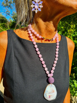 Collar largo ágatas rosa/malva con bolón de circonitas y colgante