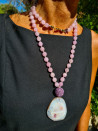 Collar largo ágatas rosa/malva con bolón de circonitas y colgante