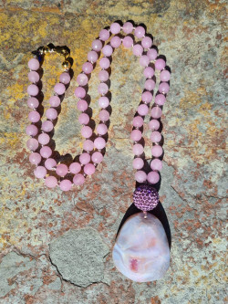 Collar largo ágatas rosa/malva con bolón de circonitas y colgante