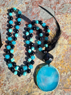 Collar largo de ágatas negras y turquesas con colgante pluma