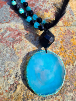 Collar largo de ágatas negras y turquesas con colgante pluma