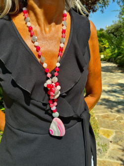 Collar largo de ágatas grises y rosas con colgante de ágata plana