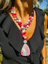 Collar largo de ágatas grises y rosas con colgante de ágata plana