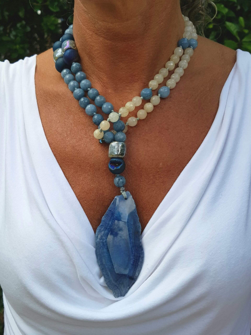 Long necklace of blue and ochre agates with a blue agate pendant