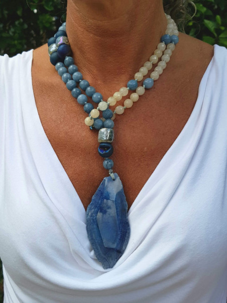 Collar largo de ágatas azules y ocres con piezas de cerámica y ágata colgante azul