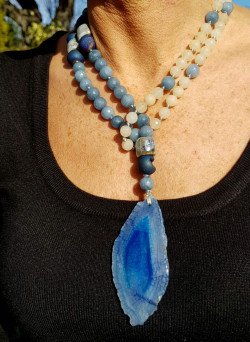 Long necklace of blue and ochre agates with a blue agate pendant