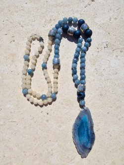 Long necklace of blue and ochre agates with a blue agate pendant