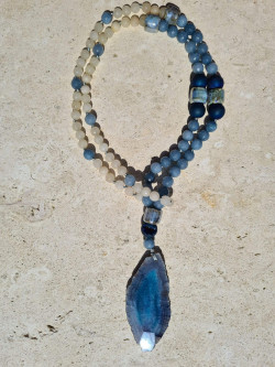 Collar largo de ágatas azules y ocres con colgante de ágata azul