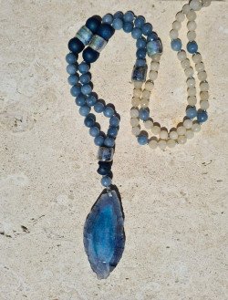 Long necklace of blue and ochre agates with a blue agate pendant