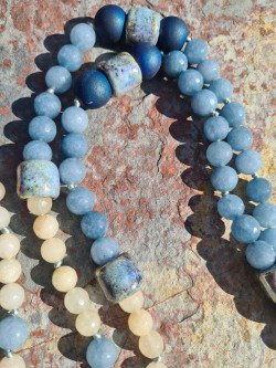 Long necklace of blue and ochre agates with a blue agate pendant
