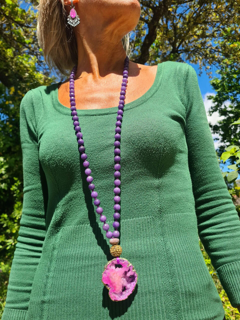 Collar largo morado con colgante de ágata rosa con geoda