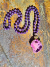 Collar largo morado con colgante ágata rosa de geoda