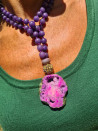 Collar largo morado con colgante ágata rosa de geoda