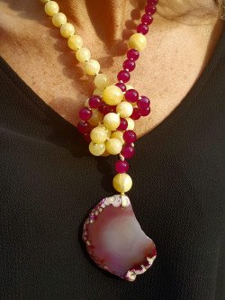 Long necklace of pink agates and garnets with an agate pendant