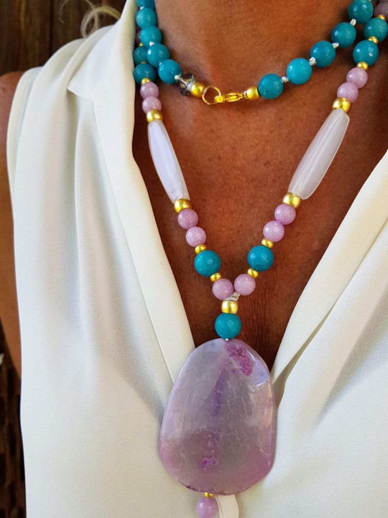 Collar largo de piedras naturales y otros materiales colgantes acompañado de piedras pequeñas y medianas