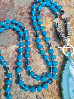 Collar largo de piedras naturales azul turquesa y ágata cristalizada