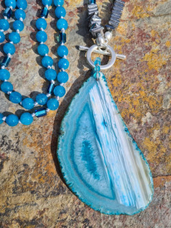 Collar largo de piedras naturales azul turquesa y ágata cristalizada