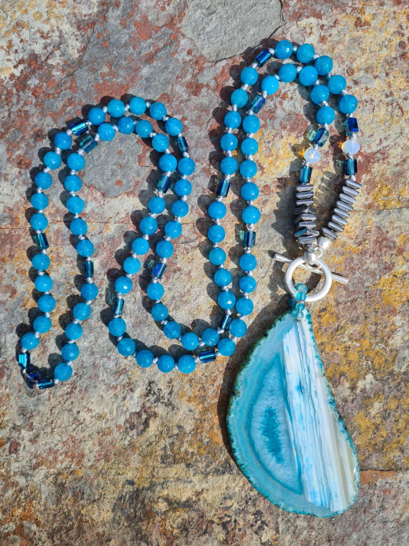 Collar largo de piedras naturales azul turquesa y ágata cristalizada