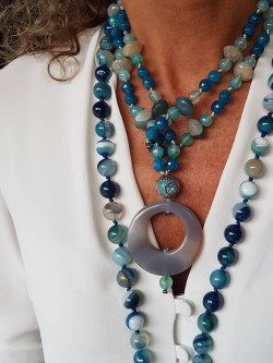 Collar largo de ágatas azulón y gris con colgante círculo de ágata