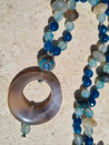 Collar largo de ágatas azulón y gris con colgante círculo de ágata