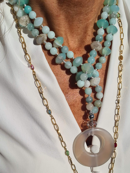 Collar largo de piedras naturales azul-gris con colgante de ágata con forma de aro