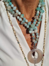 Collar largo de piedras naturales azul-gris con colgante de ágata con forma de aro