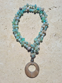 Collar largo de piedras naturales azul-gris con colgante de ágata
