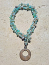 Collar largo de piedras naturales azul-gris con colgante de ágata