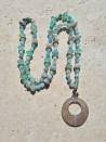 Collar largo de piedras naturales azul-gris con colgante de ágata