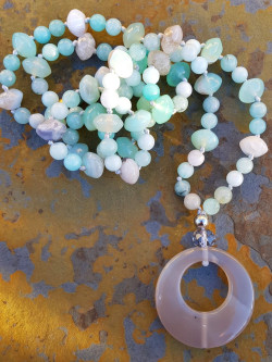 Collar largo de piedras naturales azul-gris con colgante de ágata