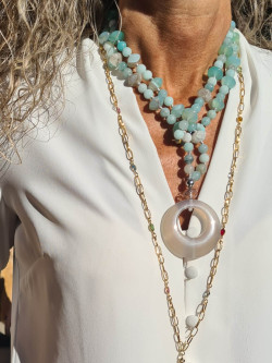 Collar largo de piedras naturales azul-gris con colgante de ágata