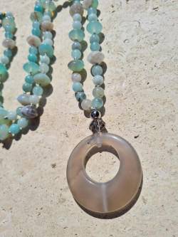 Collar largo de piedras naturales azul-gris con colgante de ágata