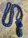 Collar largo lava negra y cristales checos azules con colgante