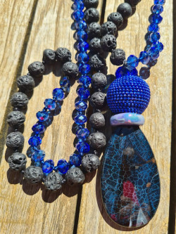 Collar largo lava negra y cristales checos azules con colgante