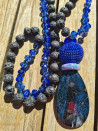 Collar largo lava negra y cristales checos azules con colgante